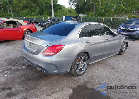 2015 Mercedes-Benz C 400 4Matic z USA, uszkodzony, nr VIN 55SWF6GB2FU011349